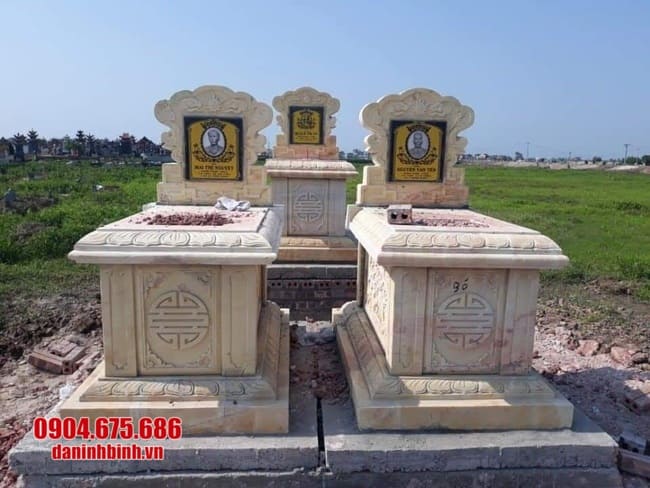 mộ đôi bằng đá tại Huế