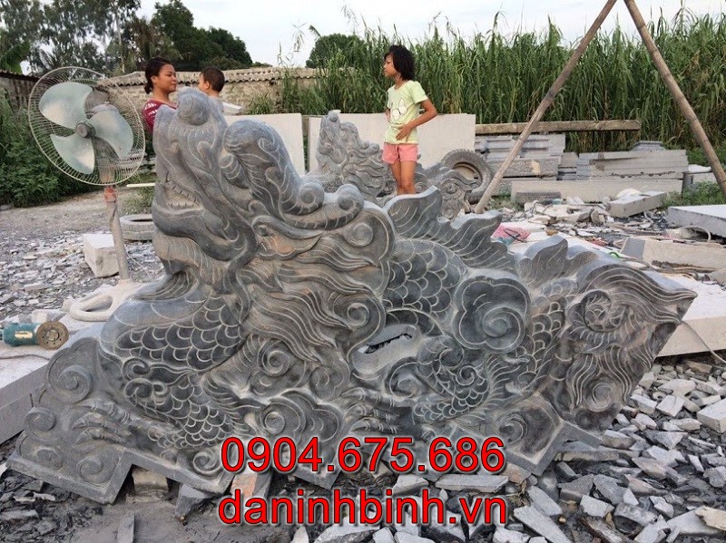 Rồng đá bậc tam cấp làm bằng đá tự nhiên bền vững với thời gian và mang đậm giá trị tâm linh cao quý