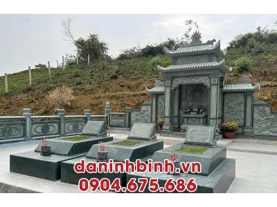 Mẫu Mộ đá Granite xanh rêu đẹp với lăng thờ giống như một gian thờ cúng trang trọng.